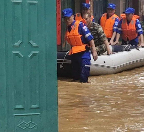 暴雨在南北两端肆虐 福建广东东北多地大雨暴雨