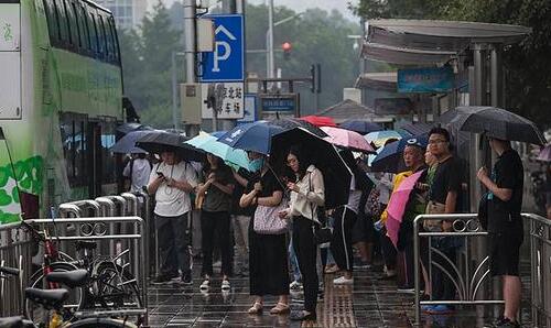 今日内蒙古多地出现强降雨 呼和浩特气温最高仅28℃