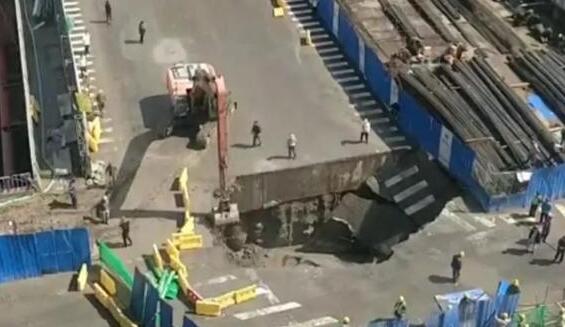 北京通州区一路段发生2米深的塌方 未造成人员伤亡