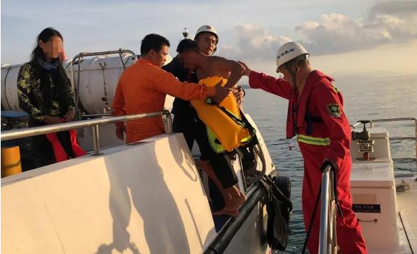 三亚海域帆船侧翻2人遇险 随风漂流17小时后获救