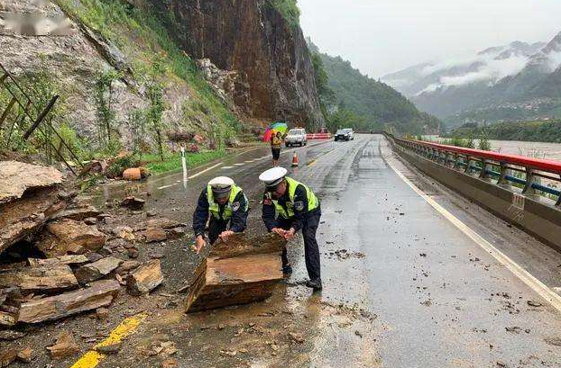 云南怒江州滑坡灾害最新消息 5人失踪2人轻伤救援开始