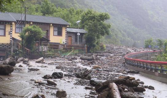 云南怒江州山体滑坡最新消息 5人失踪2人受轻伤