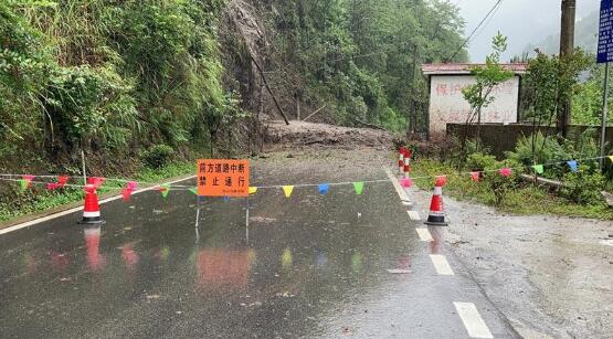 云南怒江贡山暴雨多条公路交通中断 目前抢险保通工作有序推进