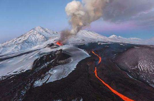 俄罗斯克柳切夫火山喷发 火山灰蔓延180公里