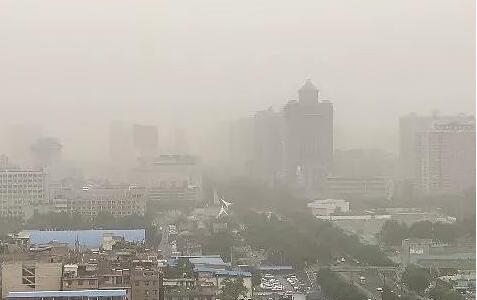 陕西榆林发布大风黄色预警 街头沙尘弥漫能见度较差