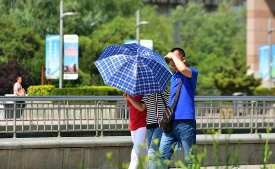 河北局地干热风气温可达35℃ 市民外出要做好防暑防晒工作