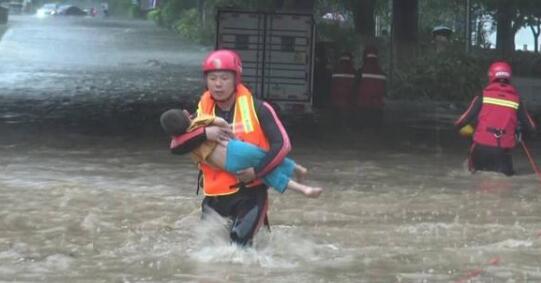 广西玉林暴雨城区多处内涝 16人被困消防紧急及时救援