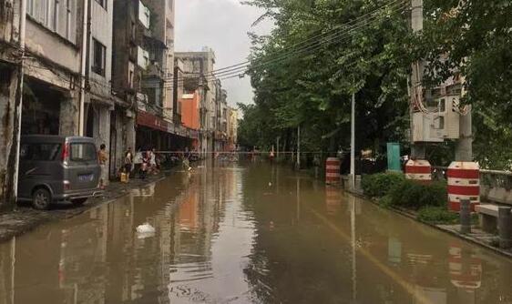 阳江发布今年首个暴雨预警 市区多地出现严重城市内涝