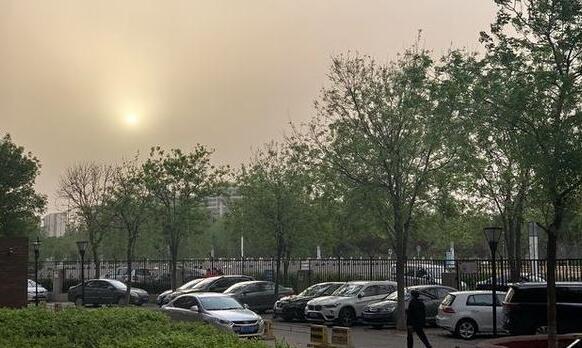 北京局地遭遇沙尘天气袭击 海淀丰台等地达严重污染级别