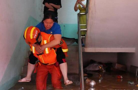 湖南娄底市暴雨多处内涝 消防紧急援救被困家中的群众