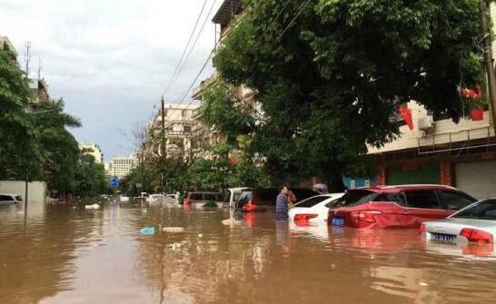 广西桂林一路段因暴雨发生塌方 目前暂无人员伤亡