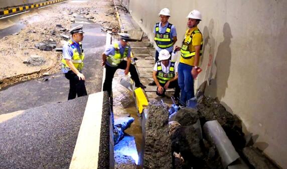 百色至河池高速方向隘洞大雨塌方 10多辆车20多人被滞留