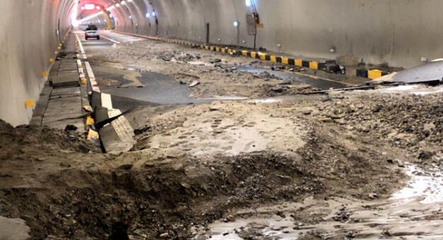 百色至河池高速方向隘洞大雨塌方 10多辆车20多人被滞留