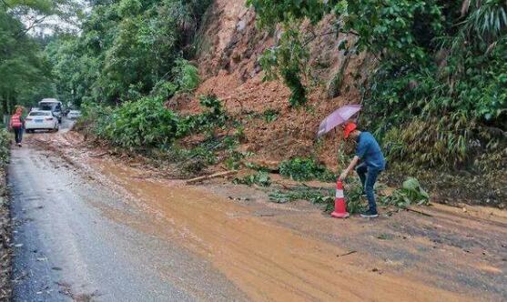 广西桂林一路段因暴雨发生塌方 目前暂无人员伤亡