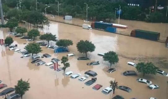 广东暴雨多地道路积水严重 气象台提醒市民尽量减少外出