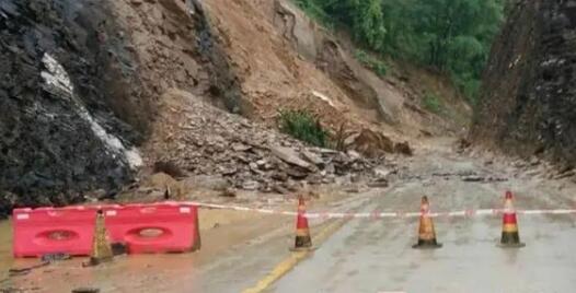 广西强降雨部分公路发生边坡塌方 交警提醒过往车辆需绕行