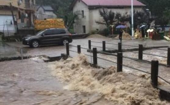  浙江衢州强降雨引发山体滑坡 消防员紧急成功转移疏散107人