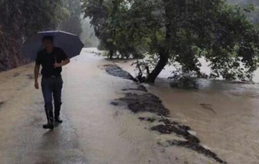  浙江衢州强降雨引发山体滑坡 消防员紧急成功转移疏散107人