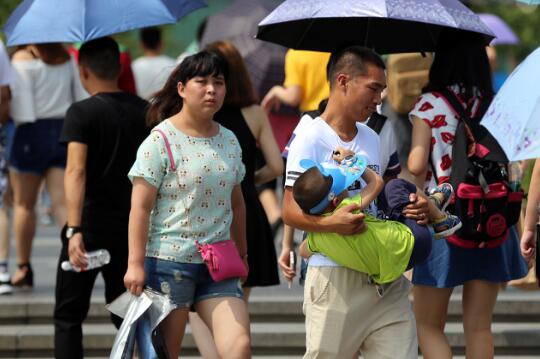 河北局地气温冲至33℃以上 市民外出做好防晒补水措施