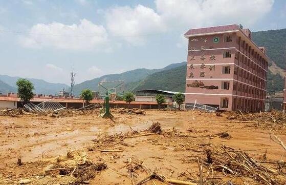 广西田林发生泥石流道路农田被淹 目前已紧急疏散400多人