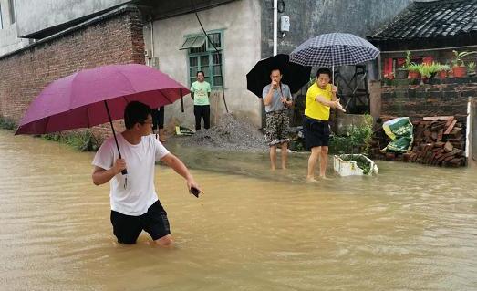 暴雨致桂林多条高速公路积水严重 局地伴有滑坡泥石流灾害