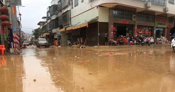 广东18天内发布上千次暴雨预警 道路积水严重市民出行注意安全