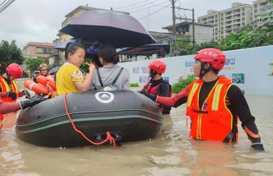 广东15个县市发布暴雨红色预警 珠海等多所中小学校停课