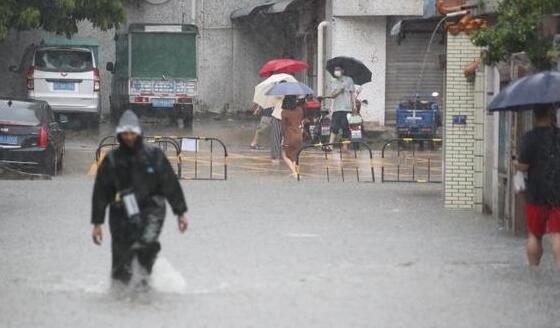 广东15个县市发布暴雨红色预警 珠海等多所中小学校停课