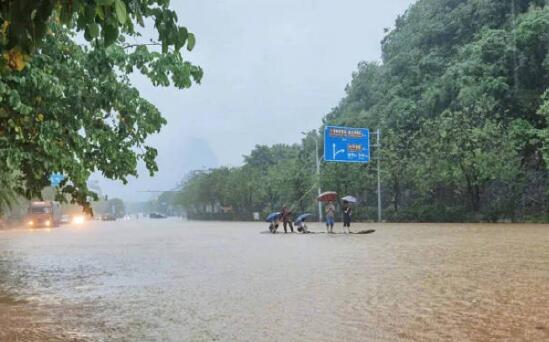 暴雨致桂林多条高速公路积水严重 局地伴有滑坡泥石流灾害