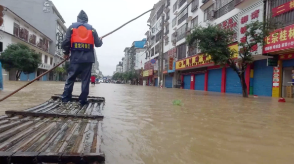 暴雨后大桥变孤岛：广西阳朔县城主路段全部被淹