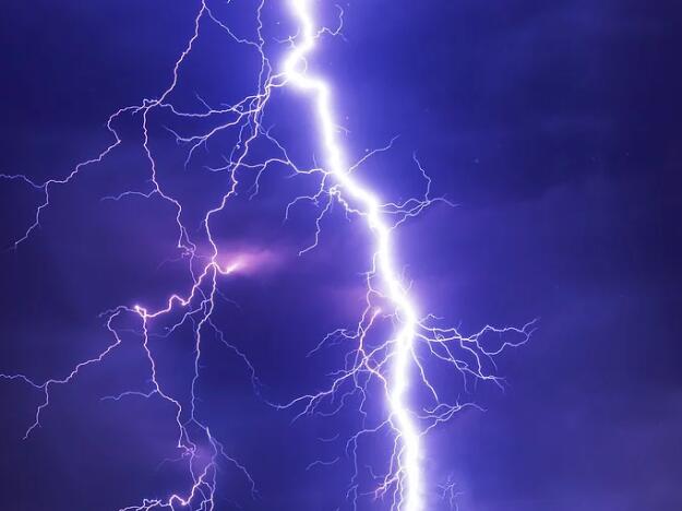 闪电是怎么形成的 天然闪电的形成原理是什么