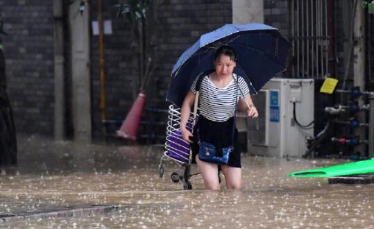 广州南站暴雨不同程度晚点或停运 目前已有10地生效暴雨红色