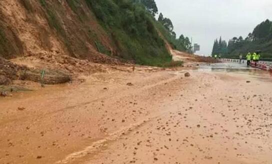 湖南部分公路因暴雨交通中断 省内泥石流山洪灾害频繁