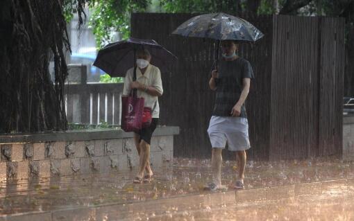 福建继续发布暴雨橙色预警 省内部分铁路列车晚点停运