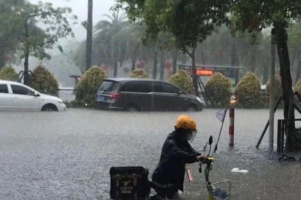 广东持续暴雨累计转移逾2万人 10日中南部大雨才减弱