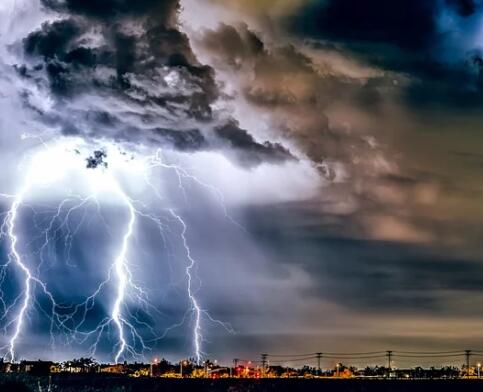 闪电是怎么形成的 天然闪电的形成原理是什么