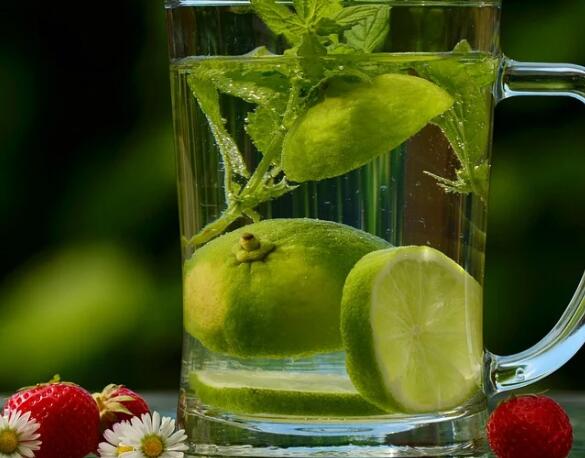 高温预防中暑多喝什么水 预防中暑喝盐水还是糖水