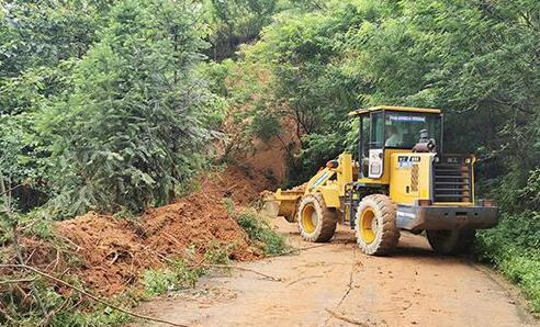 江西安远县一村道路发生山体滑坡 目前已及时恢复了道路畅通