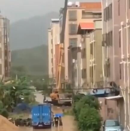 广东暴雨红色预警需要上班吗 暴雨红色预警代表什么