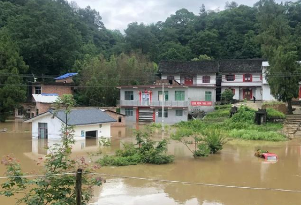 强降雨致8省区受灾严重 45个市县上百万人受灾多地被淹