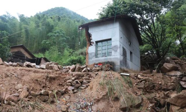 强降雨致8省区受灾严重 45个市县上百万人受灾多地被淹