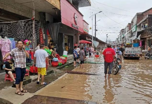 强降雨致8省区受灾严重 45个市县上百万人受灾多地被淹