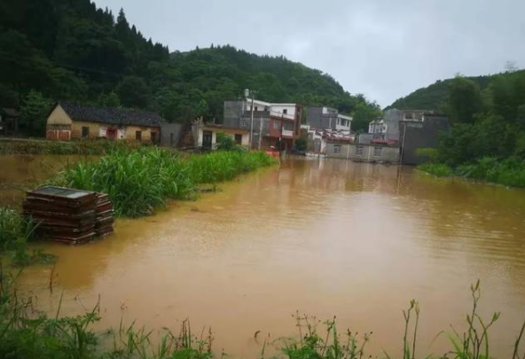 强降雨致8省区受灾严重 45个市县上百万人受灾多地被淹