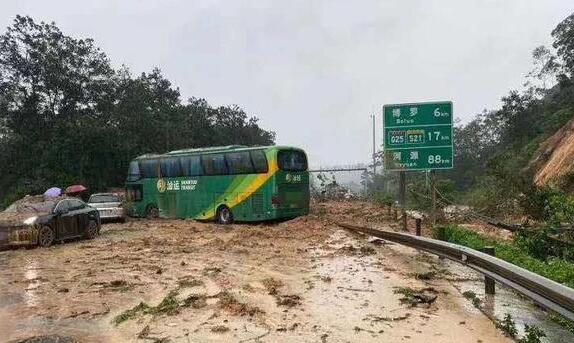 广东暴雨多地路段出现山体滑坡 气象部门提醒车主出行需小心