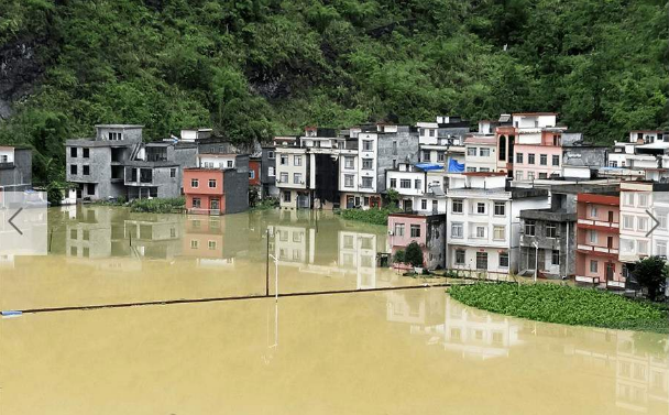 广东多地严重内涝水深2米 上百人需要救援转移