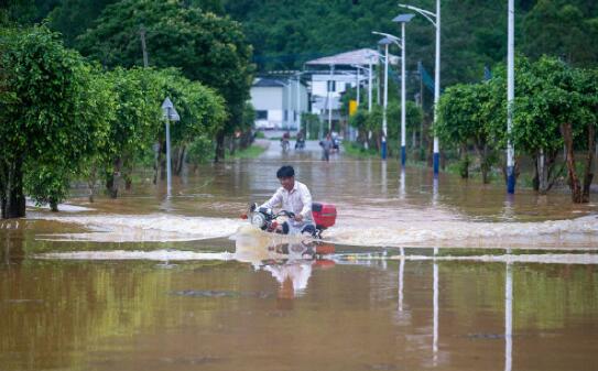 受持续强降雨影响 广东翁源县一路段发生塌方交通中断