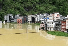 广东多地严重内涝水深2米 上百人需要救援转移