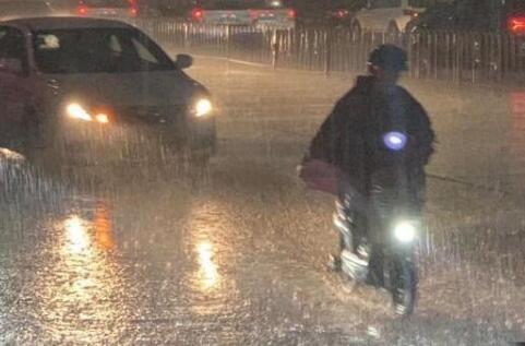 广州气象台发布暴雨红色预警 局地3小时雨量近100毫米