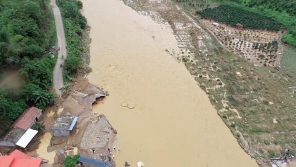 广西百色暴雨导致山洪暴发 1名村民被埋疏散400多人
