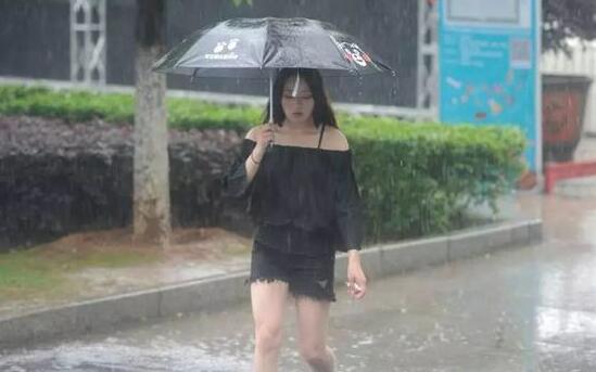 武汉发布今年首个暴雨红色预警 局地气温降至25℃体感凉快